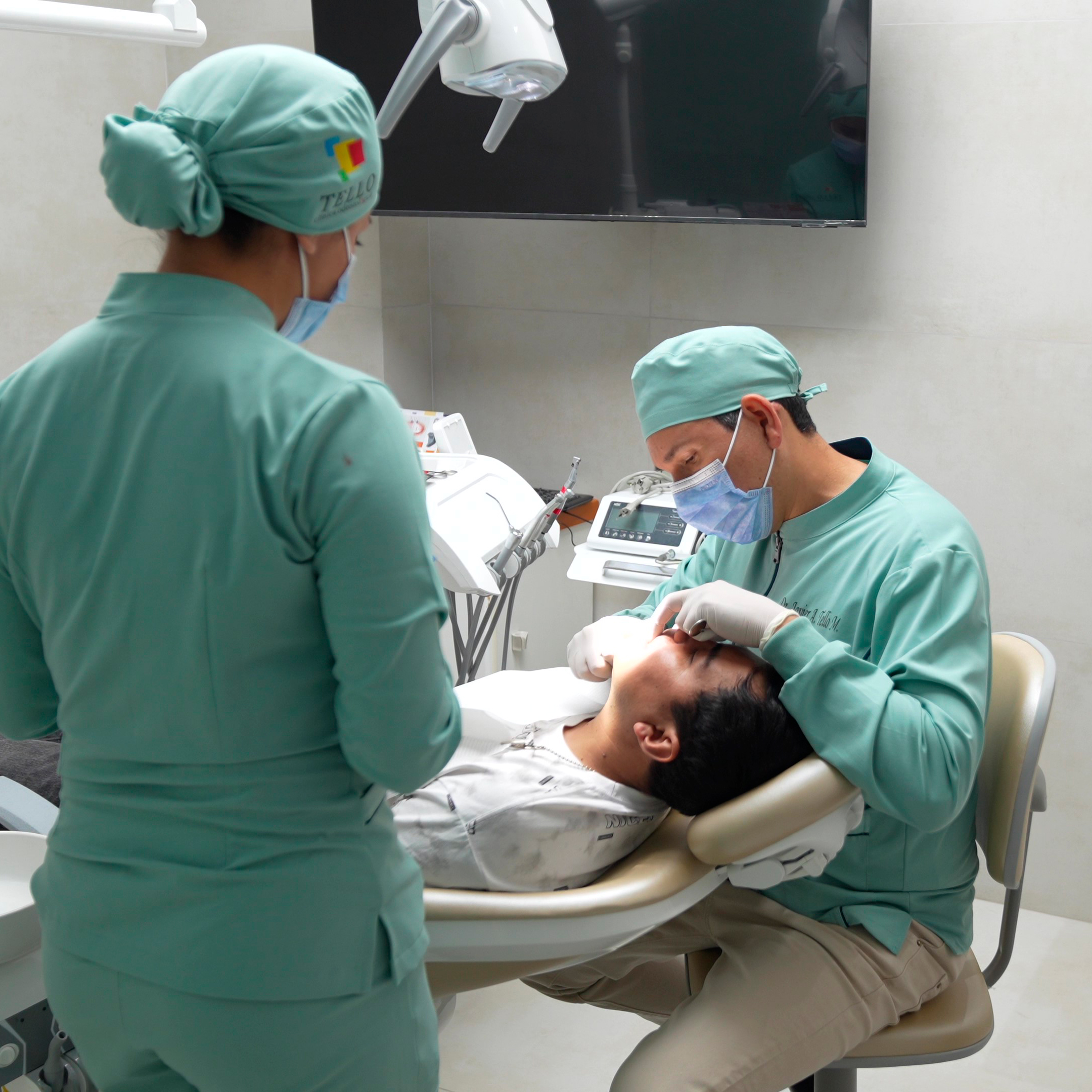 Doctor Javier Tello de la Clinica Odontologica Tello Cochabamba atendiendo a un paciente